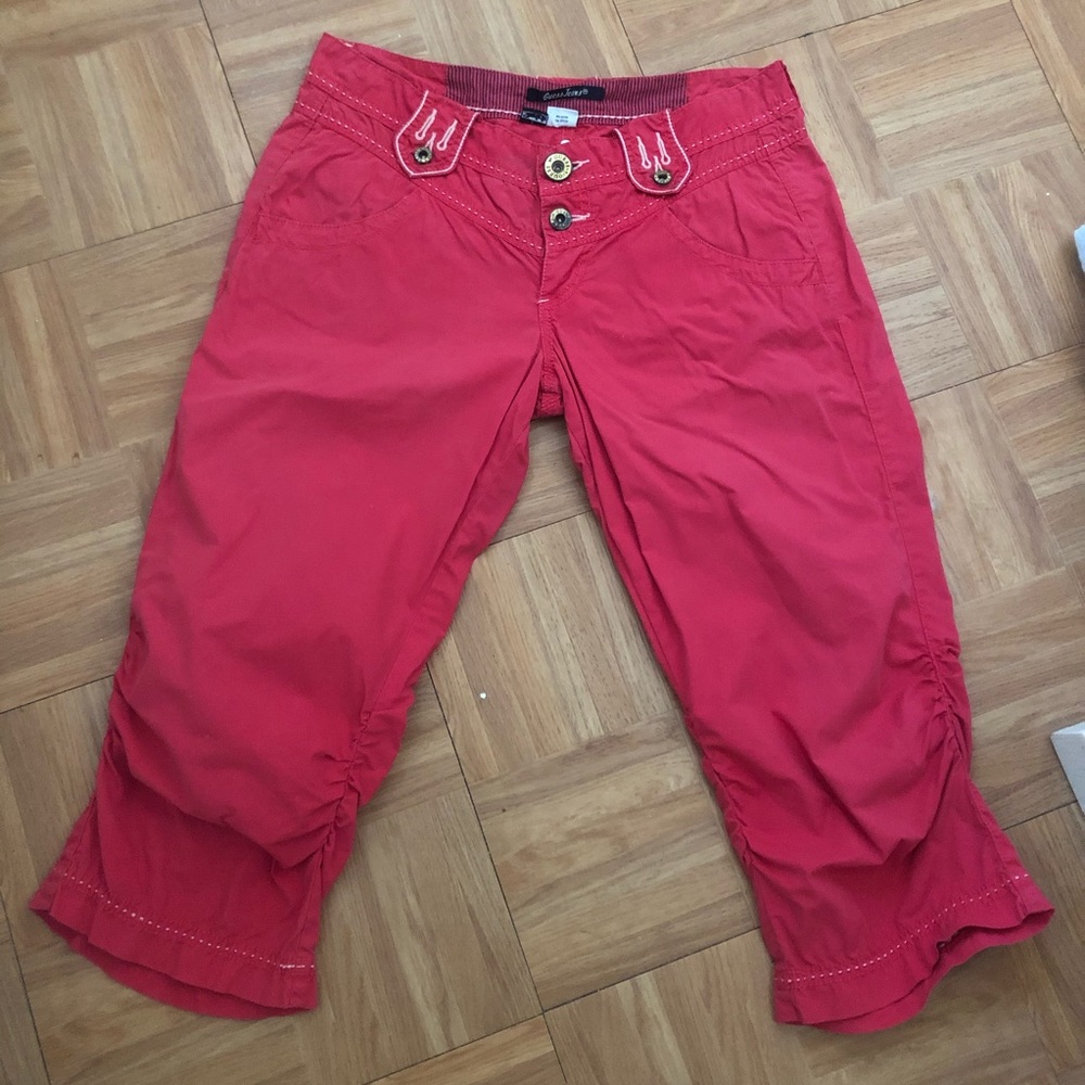 Guess stretch red capris!